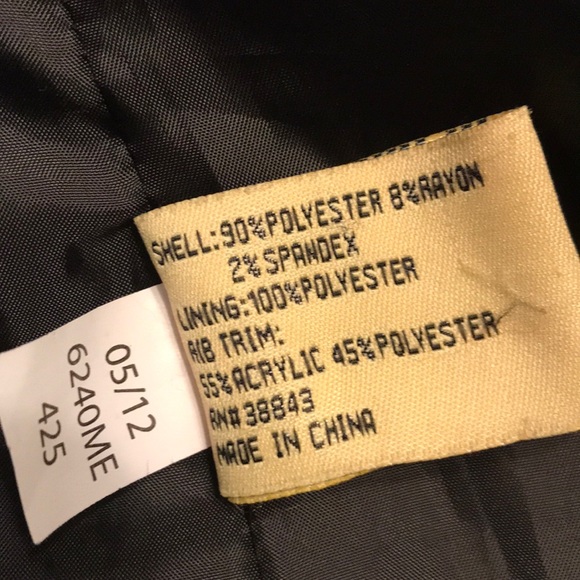 Woman’s short winter coat - Picture 11 of 12